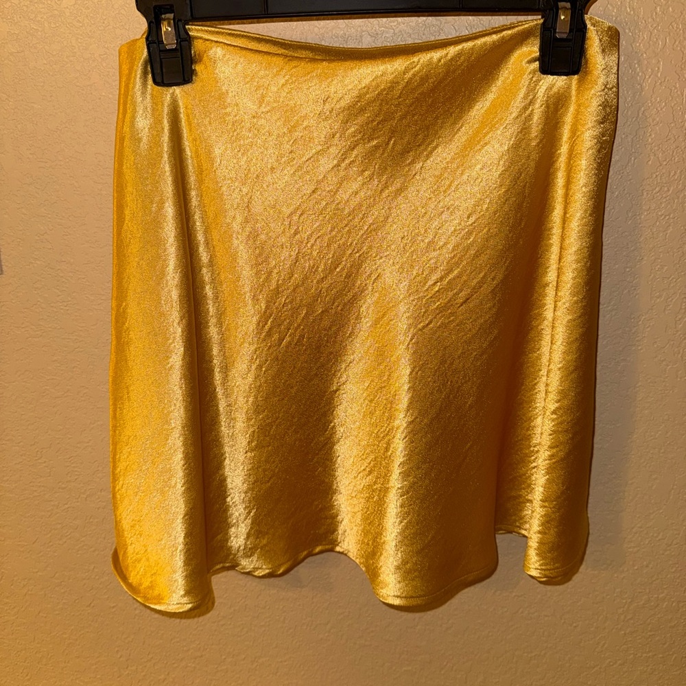 Yellow gold silky mini skirt - Picture 4 of 5